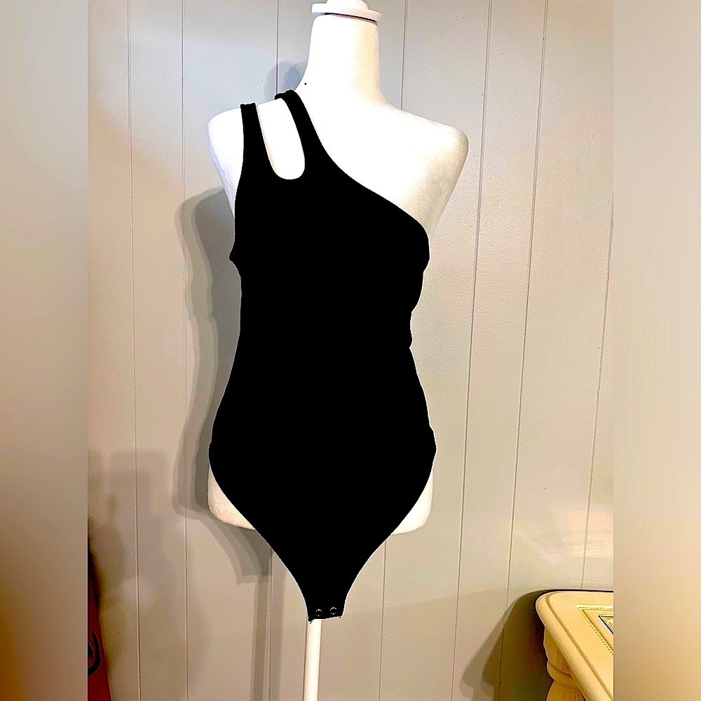 🛍️ American Eagle Size Large one shoulder off body suit tee never worn